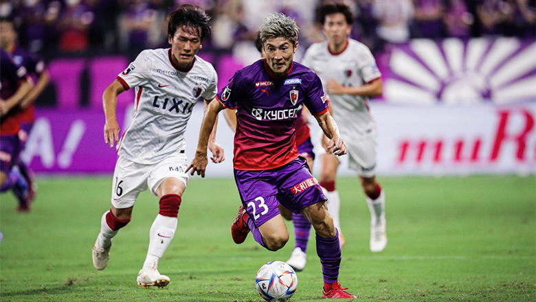 Soi kèo, dự đoán Kawasaki Frontale vs Kashima Antlers, 17h00 ngày 01/11 Trở lại J-League 1 sau trận thua đau đớn tại AFC Champions League, Kawasaki Frontale sẽ có cuộc tiếp đón đối thủ Kashima Antlers trên sân nhà trong khuôn khổ vòng đấu 35. Đây là một trận đấu mà đội chủ nhà đang bị nghi ngờ rất lớn sau những thành tích tệ hại gần đây. Theo đó trong 4 trận ra sân gần nhất trên mọi đấu trường, Kawasaki Frontale không thể thắng nổi lấy dù chỉ một trận. Họ để thua tới 3 trận và cho thấy những sự nhạt nhòa đáng kể về mặt phong độ. Ở bên kia chiến tuyến, Kashima Antlers sau chuỗi trận tệ hại vừa qua đã bắt đầu tìm lại được cảm giác chiến thắng. Dù rằng nó không được lâu, nhưng ít nhất họ cũng đã bất bại tại J-League 1 ở 2 vòng gần nhất. Với việc đang phải cạnh tranh điểm số để chen chân vào top 4, có được 3 điểm trước Kawasaki Frontale là kết quả không thể tốt hơn. Thế nhưng để làm được điều ấy là không hề dễ chút nào. Nhận định kèo châu Á Kawasaki Frontale vs Kashima Antlers: Chọn Kawasaki Frontale Những lần đối đầu trong quá khứ trước đó giữa hai đội, Kawasaki Frontale vẫn luôn thể hiện sự áp đảo cả về mặt chuyên môn cũng như hiệu suất kèo. Cụ thể ở 10 làn gặp nhau gần nhất, Kawasaki Frontale thắng kèo tới 7 trận, một hiệu suất rất ấn tượng. Xét trong phạm vi phong độ gần đây có thể thấy, Kawasaki Frontale không thể hiện được một bộ mặt thật sự tích cực. Họ thua kèo ở 4/5 trận gần nhất áp tỷ lệ, thậm chí là thua liền mạch 4 trận vừa qua.  Ở bên kia chiến tuyến, Kashima Antlers cũng chẳng khá hơn là mấy khi mà cũng thua kèo 4/5 trận áp tỷ lệ gần nhất. Ghi nhận về tỷ lệ kèo trước trận, mức chấp trận này chỉ là 0,25 mà thôi. Xét về hiệu suất đối đầu cũng như thành tích gần đây, Kawasaki Frontale có lẽ vẫn là phương án đáng tin hơn cả. Soi kèo tài xỉu Kawasaki Frontale vs Kashima Antlers: chọn Tài Những lần mà Kawasaki Frontale vs Kashima Antlers gặp nhau luôn là cơ hội xuất hiện rất nhiều bàn thắng. 10 lần gặp nhau và 8 trong số đó là những lần tài bàn nổ, một hiệu suất ấn tượng rất lớn dành cho các nhà đầu tư ưa kèo tài. Ngoài ra thì 3/4 trận đã đấu của Kashima Antlers gần đây cũng ghi nhận số lượng bàn thắng đáng kể và tài cũng đã nổ ở những trận này. Không loại trừ khả năng tài sẽ lại một lần nữa được tái hiện dành cho các nhà đầu tư. Dự đoán tỉ số: 3 - 1 Con số biết nói: Kashima Antlers thắng 2/10 trận gần nhất ra sân Tài nổ ở 7/10 trận gần nhất của Kashima Antlers Tài nổ ở 8/10 trận gần nhất 2 đội gặp nhau. Thành tích đối đầu giữa Kawasaki Frontale vs Kashima Antlers ngày 1/11